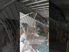 안출된 금속 조각상