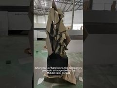 안출된 금속 조각상